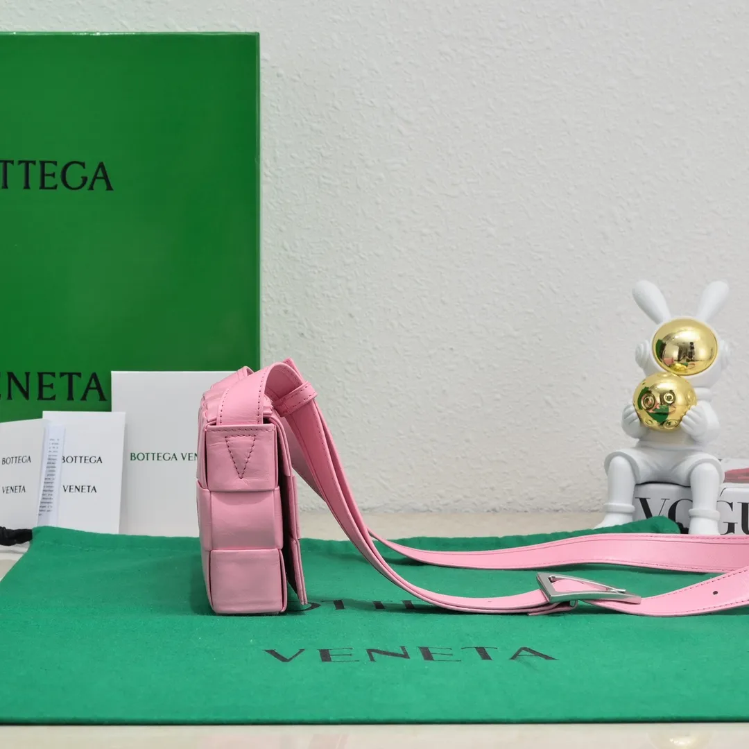 Batch 1460 Bv new Cassette small pillow bag, classic weaving technology, waxed leather design pillow bag, has developed into a family series and has become the trump card of the new Bottega bag🔥 A must-have artifact for fashionistas to match frequently selected fashion items and contemporary exquisite workman concave shapes💚Cute and cute, the medium size is launched in the latest color, beautiful and dreamy, super exciting💓 Size: 17.5*10.5*3cm, model: 7587#